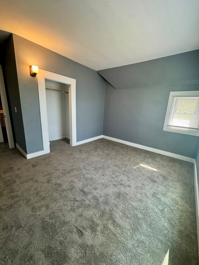 Building Photo - 616 E 6th St