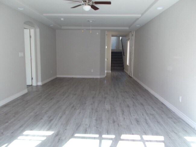 Building Photo - Modern Tri-Level Home with Spacious Layout & Ideal Location