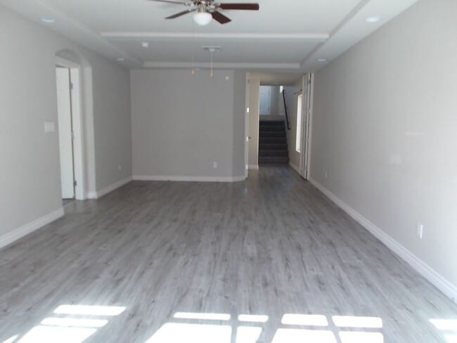 Building Photo - Modern Tri-Level Home with Spacious Layout...