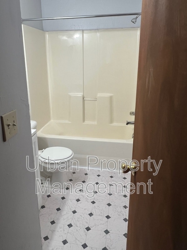 Building Photo - 429 Simpson Ave