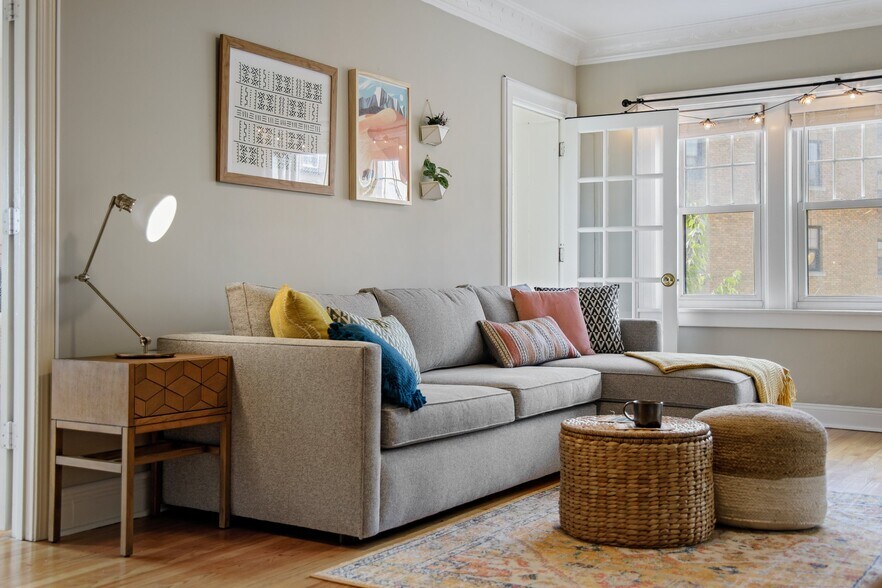 Building Photo - 807 W 48th St