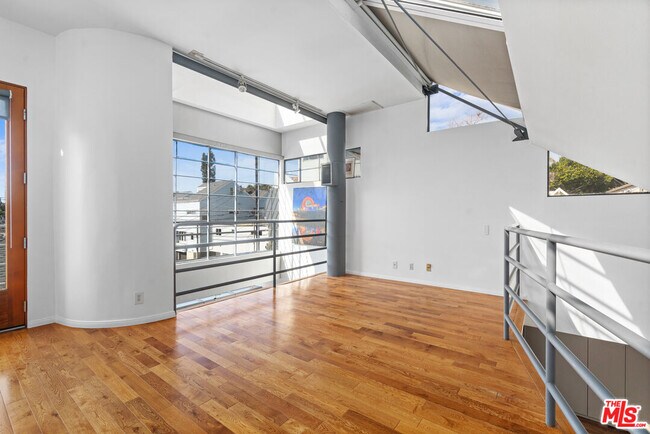 Building Photo - 1015 Marine St