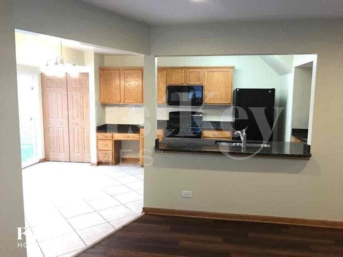 Building Photo - 932 Symphony Dr