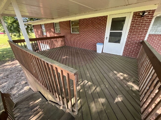 Building Photo - "Charming 3-Bedroom Retreat with Spacious Living in Colfax!"