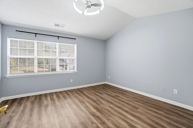 Building Photo - 2 Bedroom End Unit Townhome in University Heights!