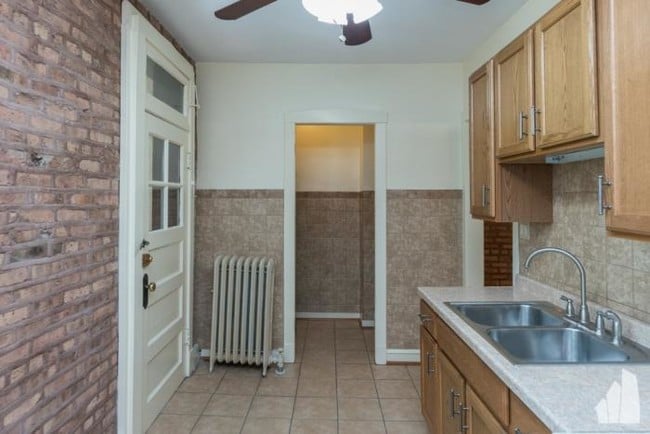 Building Photo - 2 bedroom in Chicago IL 60626