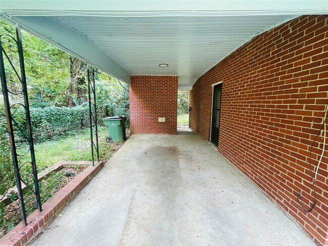 Building Photo - 2454 Spruce Curve