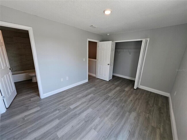 Building Photo - 1005 N Tangerine St