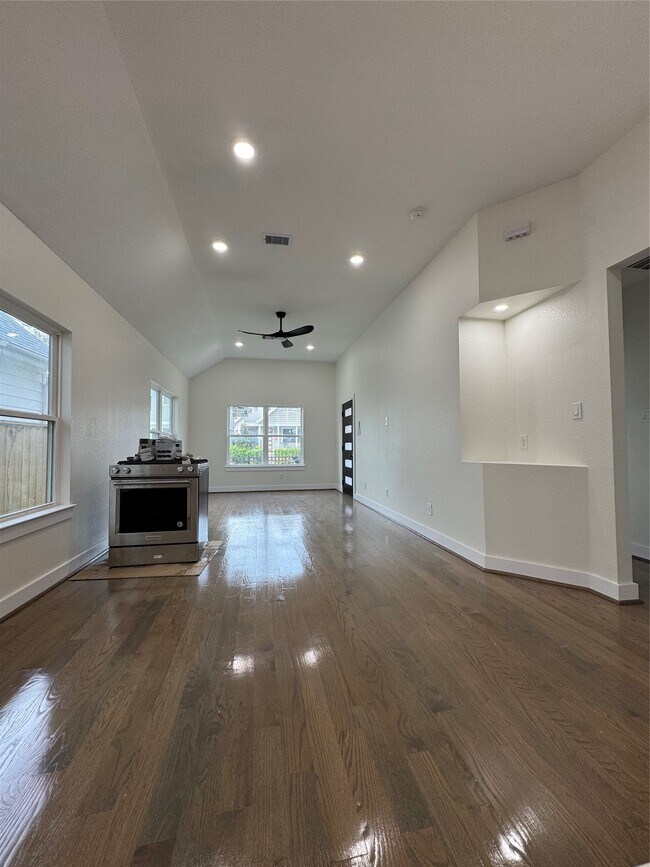 Building Photo - 923 Adele St