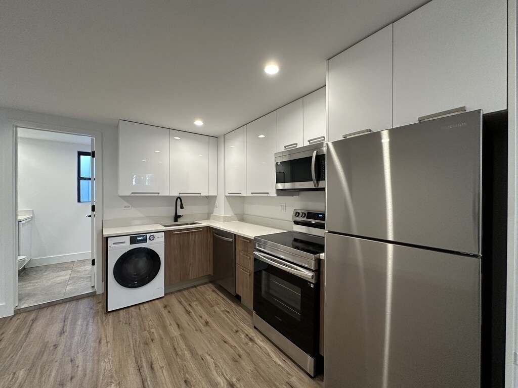 Building Photo - 941 W Carmen Ave