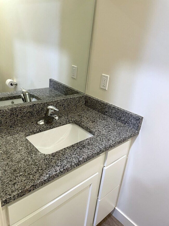 Building Photo - Spacious 3 Bed 2.5 Bath Townhome for Rent ...