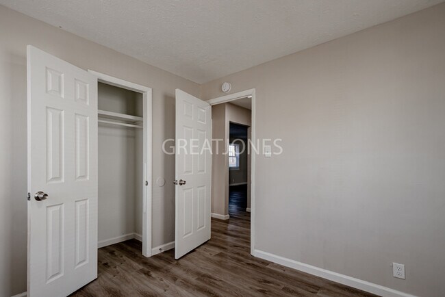 Building Photo - 711 S Keystone Ave