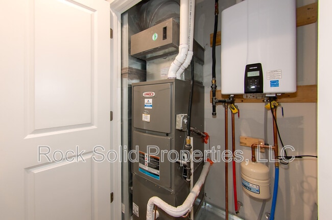 Building Photo - 1900 Good Hearted Pl