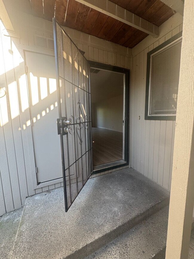 Building Photo - Beautifully Updated 2BD/2BA Condo | In-Unit Laundry, Garage & Greenbelt Views