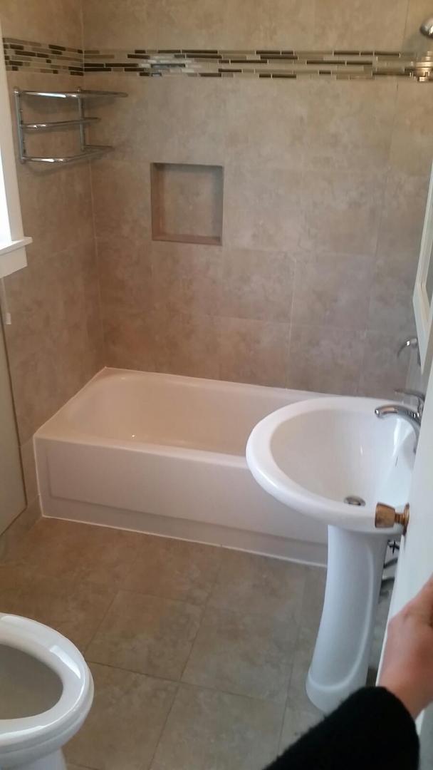 Building Photo - Upper corner unit 1 bed on Belmont, granite, hardwoods, off street parking!