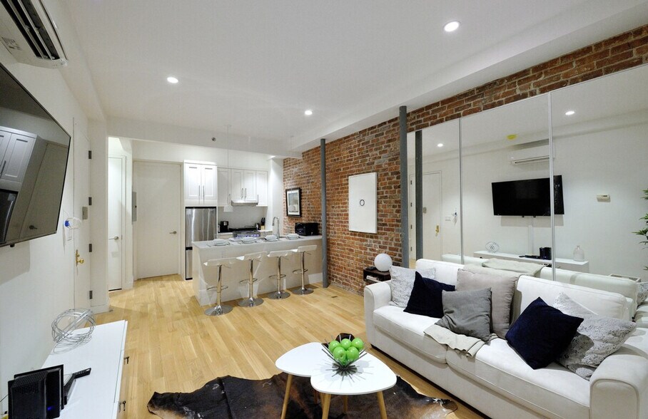 Building Photo - 353 W 46th St