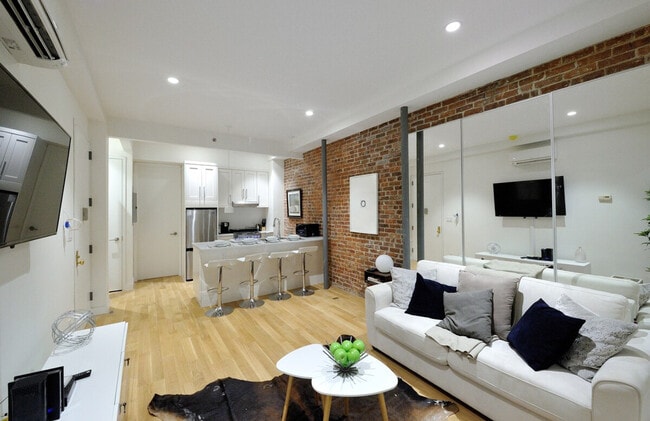 Building Photo - 353 W 46th St