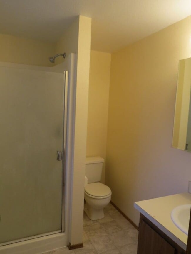 Building Photo - Spacious 2 bedroom 2.5 bath Rambler home i...