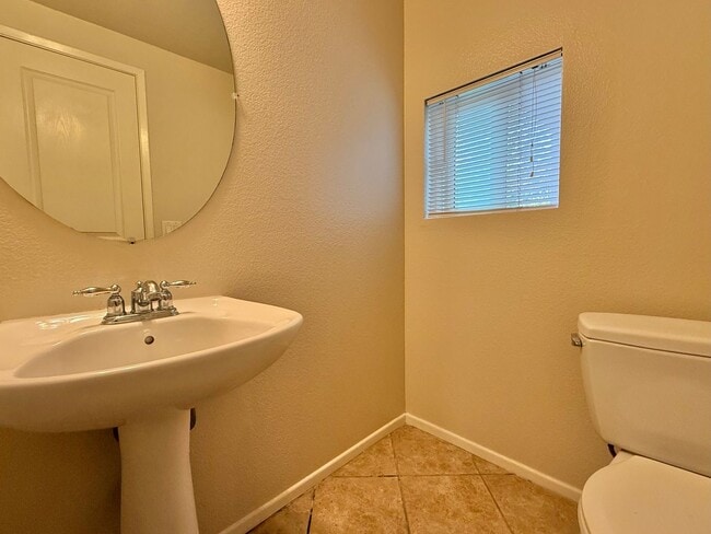 Building Photo - Two Bedroom Suite Townhome and Includes a Garage and Laundry!