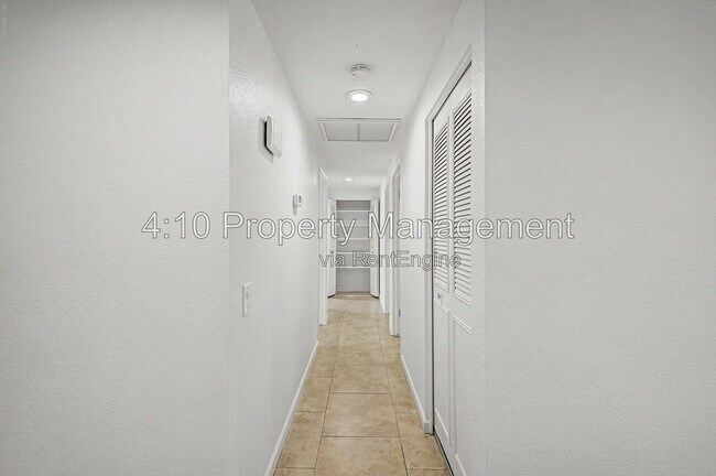 Building Photo - 2104 N Comanche Dr