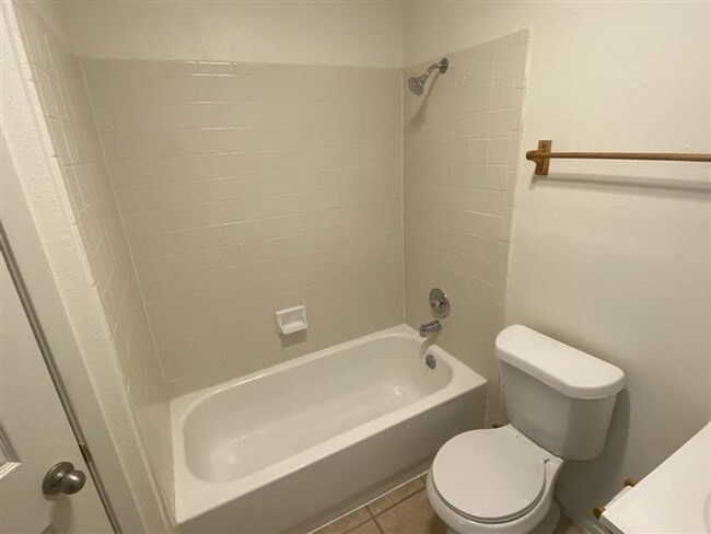 Building Photo - GREAT 2/2/1 DUPLEX