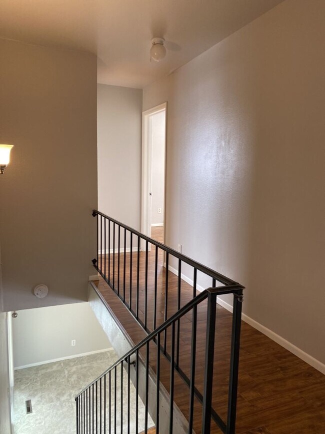 Building Photo - Cozy 3 Bed/1.5 Bath Duplex with Fenced Yard and 1 Car Garage