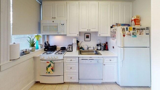 Building Photo - Gorgeous Harvard Sq. 1bd/1ba; Near the T!