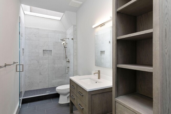 Building Photo - Available 2 Bedroom Unit In The Elmwood!