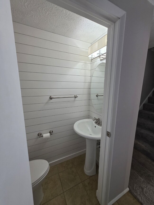 Building Photo - "Charming 2-Bedroom Townhouse Retreat in Venetia"