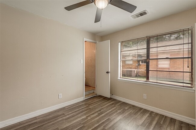 Building Photo - 1819 Ave Q