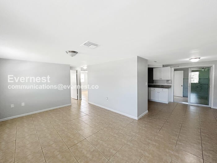 Building Photo - 3034 Primrose Dr