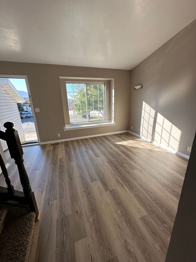 Building Photo - Must See!! 4 bedrooms 2 baths house in Lay...