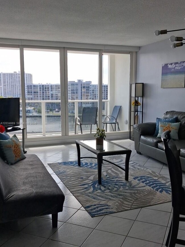 Building Photo - 3505 S Ocean Dr