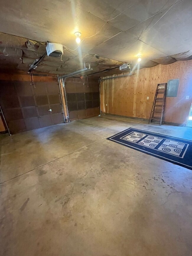 Building Photo - 3 Bedroom Home on Large Corner Lot!
