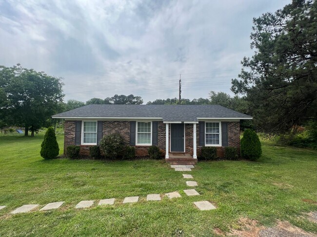 Building Photo - 3 bedroom/1 bathroom home in Central, SC
