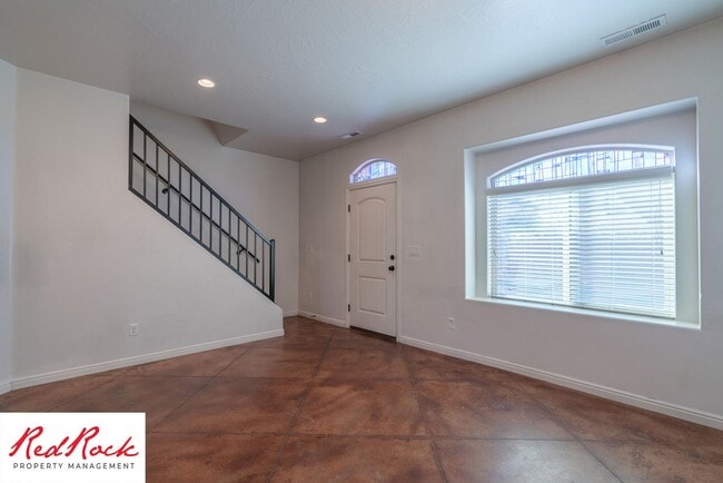 Building Photo - 3 Bedroom Townhome In Southgate Community