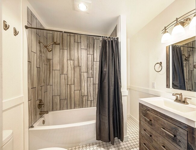 Building Photo - Two Bedroom Townhouse in Edmonds
