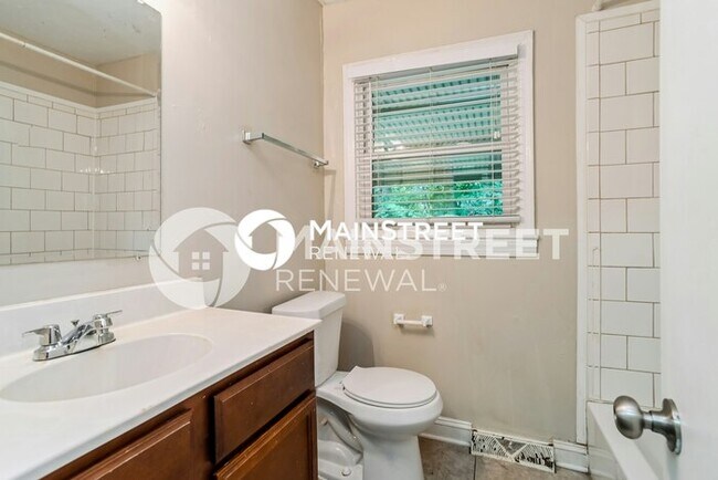 Building Photo - 3 Bedroom Pet-Friendly Home in Charlotte, NC with Main Street Renewal