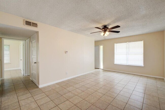 Building Photo - 1202 Artesian Cir