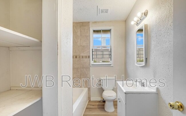 Building Photo - 330 W 26th St