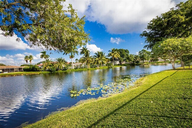 Building Photo - 16641 Royal Poinciana Dr