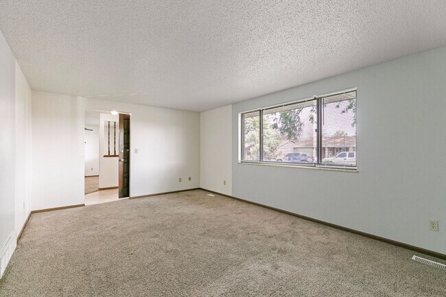Building Photo - 390 Knotty Pl