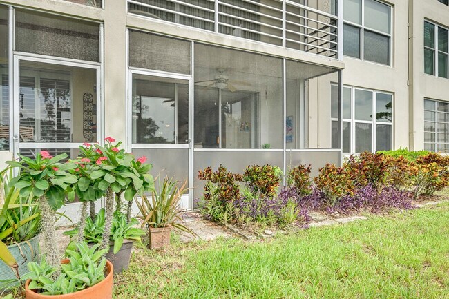 Building Photo - 745 W Country Club Dr