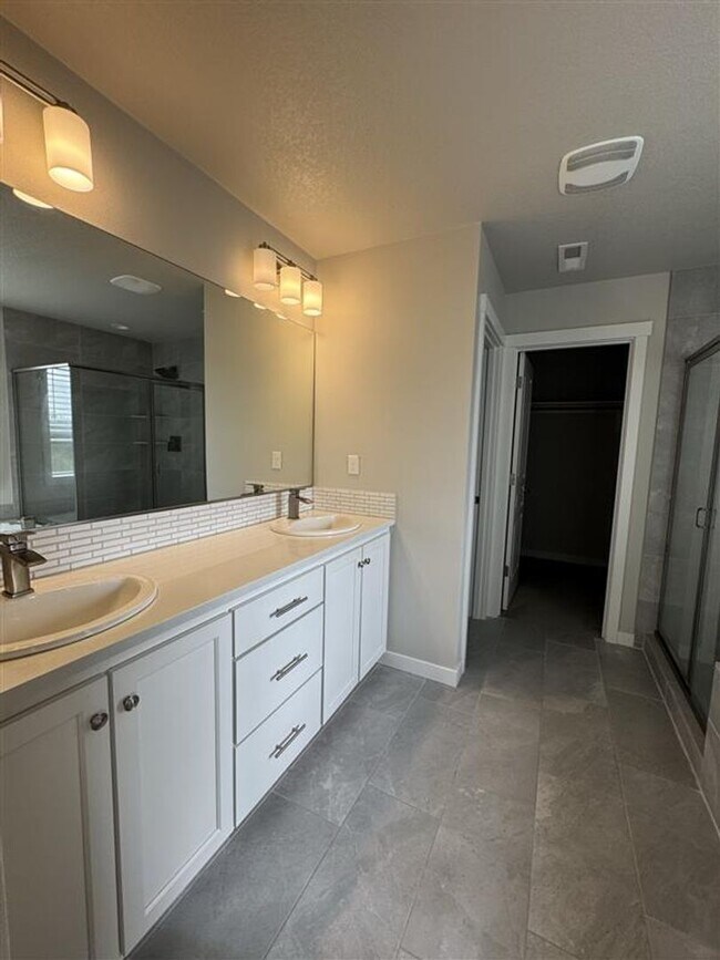 Building Photo - 6566 NE Rainsong Ln