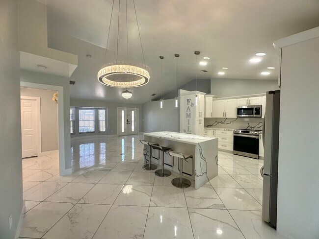 Building Photo - Stunning 3 Bedroom + Den Home with Fence + Screened Lanai in Great Location!