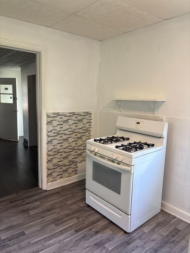 Building Photo - SPACIOUS 4 BEDROOM HOME READY TO WELCOME YOU