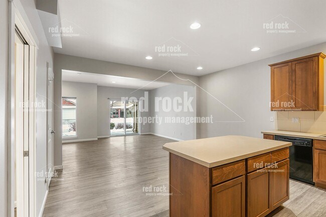Building Photo - 1710 N Willamette Rd