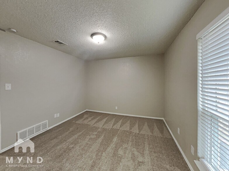 Building Photo - 3528 Park Lake Dr