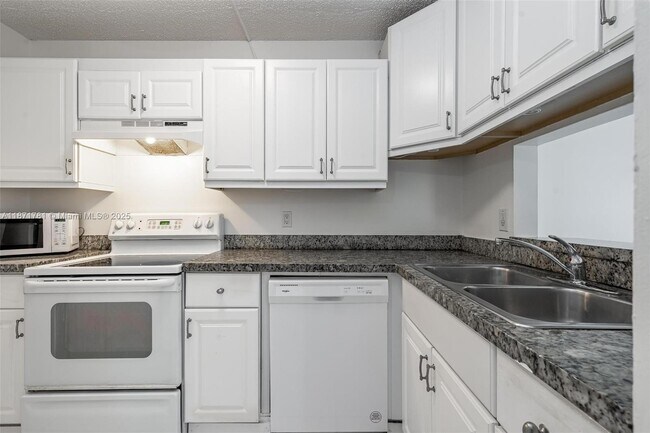 Building Photo - 1033 Twin Lakes Dr