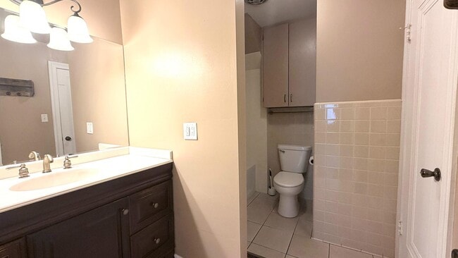 Building Photo - 555 S Ruston Ave